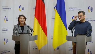 وزيرة الخارجية الألمانية أنالينا بيربوك مع نظيرها الأوكراني دميترو كوليبا في كييف