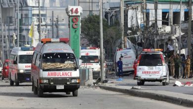مقتل أكثر من 100 شخص وإصابة 300 آخرين بانفجار سيارتين في مقديشو