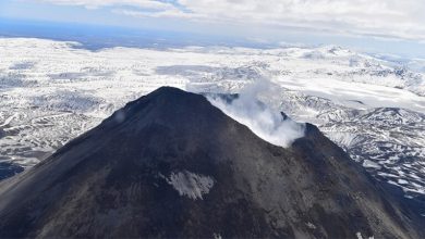 أعلى بركان في كامتشاتكا يطلق القنابل