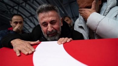 الفنان التركي نور الدين أوتشار بجنازة ابنته