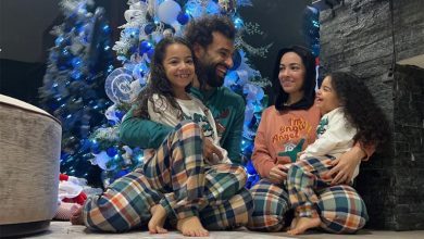 محمد صلاح يحتفل بالكريسماس مع زوجته وابنتيه