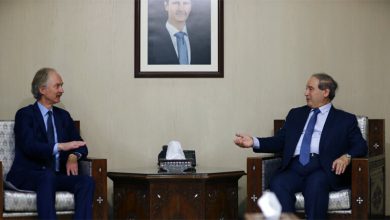وزير الخارجية السوري فيصل المقداد والمبعوث الخاص للأمين العام للأمم المتحدة إلى سوريا غير بيدرسون
