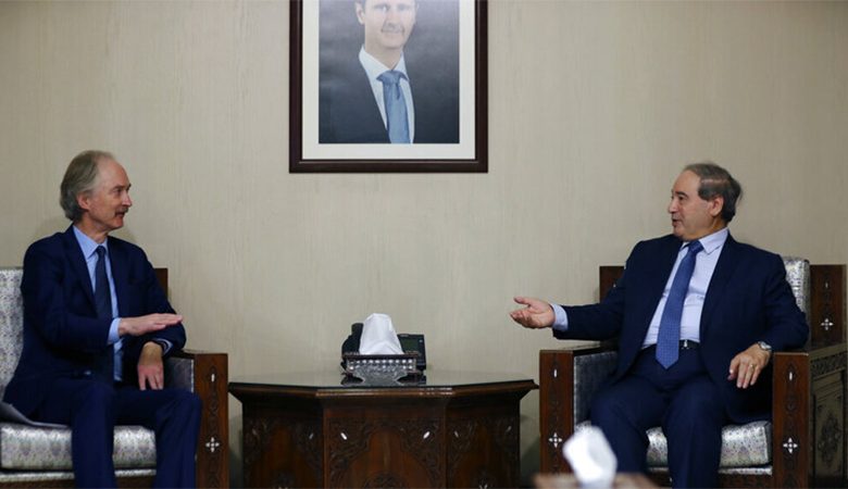 وزير الخارجية السوري فيصل المقداد والمبعوث الخاص للأمين العام للأمم المتحدة إلى سوريا غير بيدرسون
