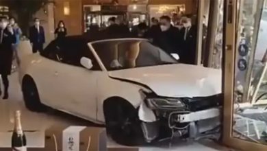 زبون غاضب يقتحم أحد فنادق شنغهاي بسيارته