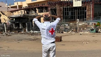 أحد أفراد الصليب الأحمر في الخرطوم.
